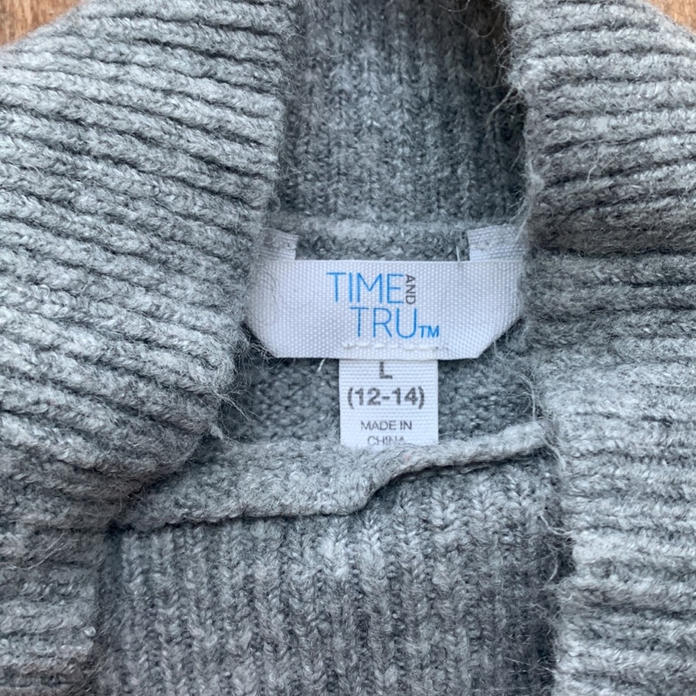 Two sweaters - Picture 2 of 2